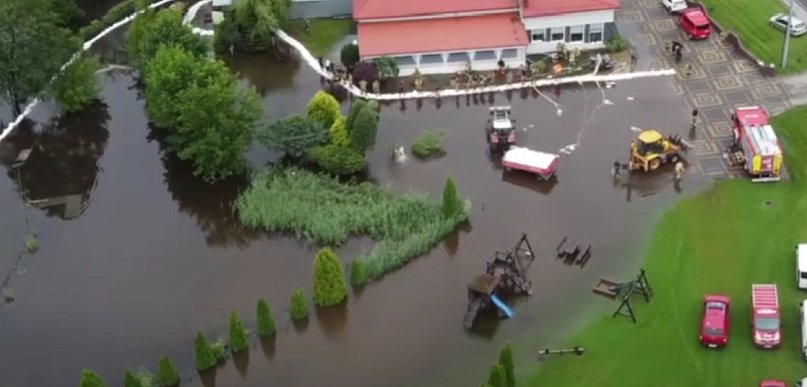 Awaryjna sytuacja w Bartniczce: Brynica wystąpiła z brzegów