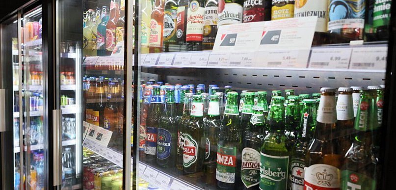 Sondaż: prawie 69 proc. badanych uważa, że alkohol jest zbyt łatwo dostępny