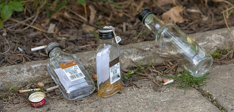 Ponad tysiąc "małpek" dziennie – jak Lidzbark pije mini alkohole