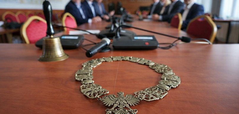 Przewodniczący Rady: Autorytet czy tylko „wykonawca” woli burmistrza?